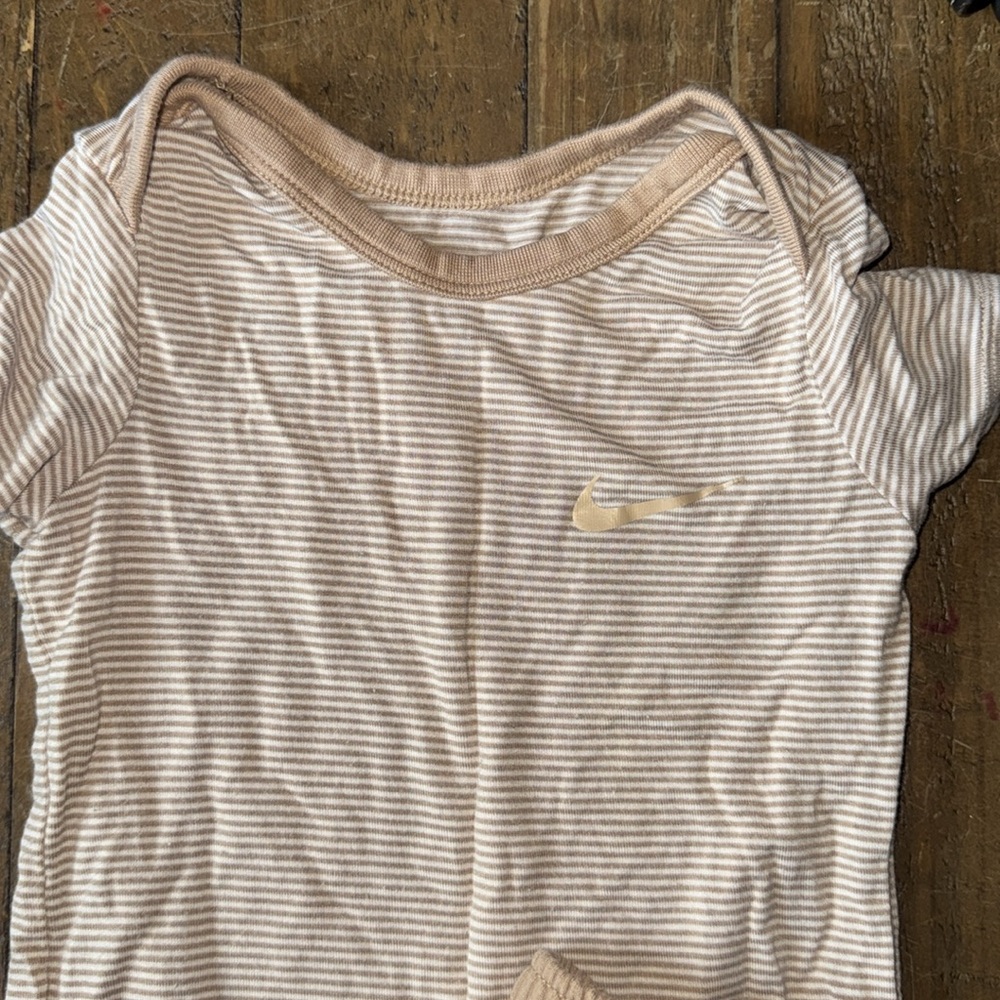 Nike beige stripe outfit - Picture 2 of 4
